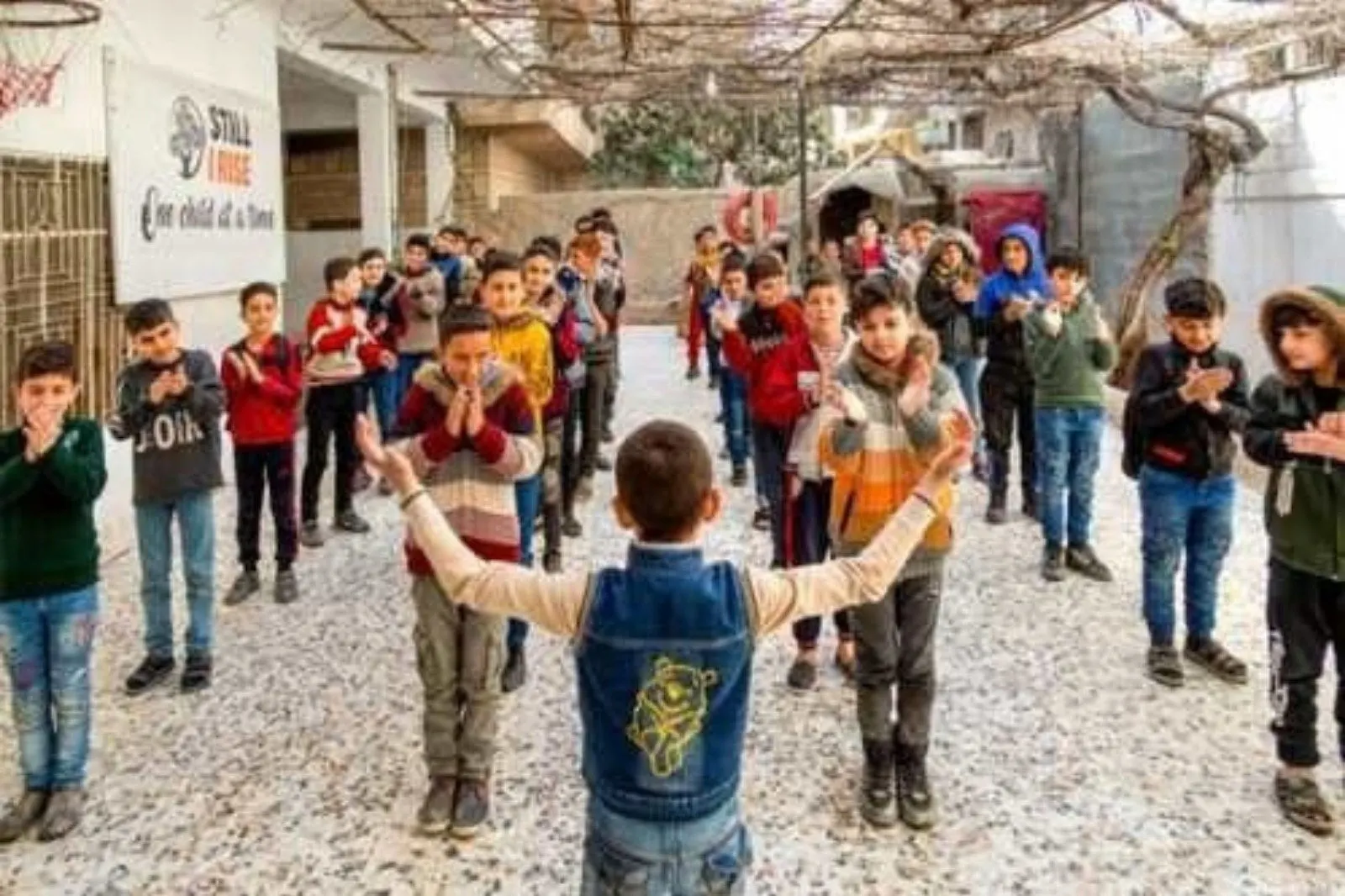 Bambini nel cortile di una scuola di Still I Rise, l'organizzazione fondata da Nicolò Govoni