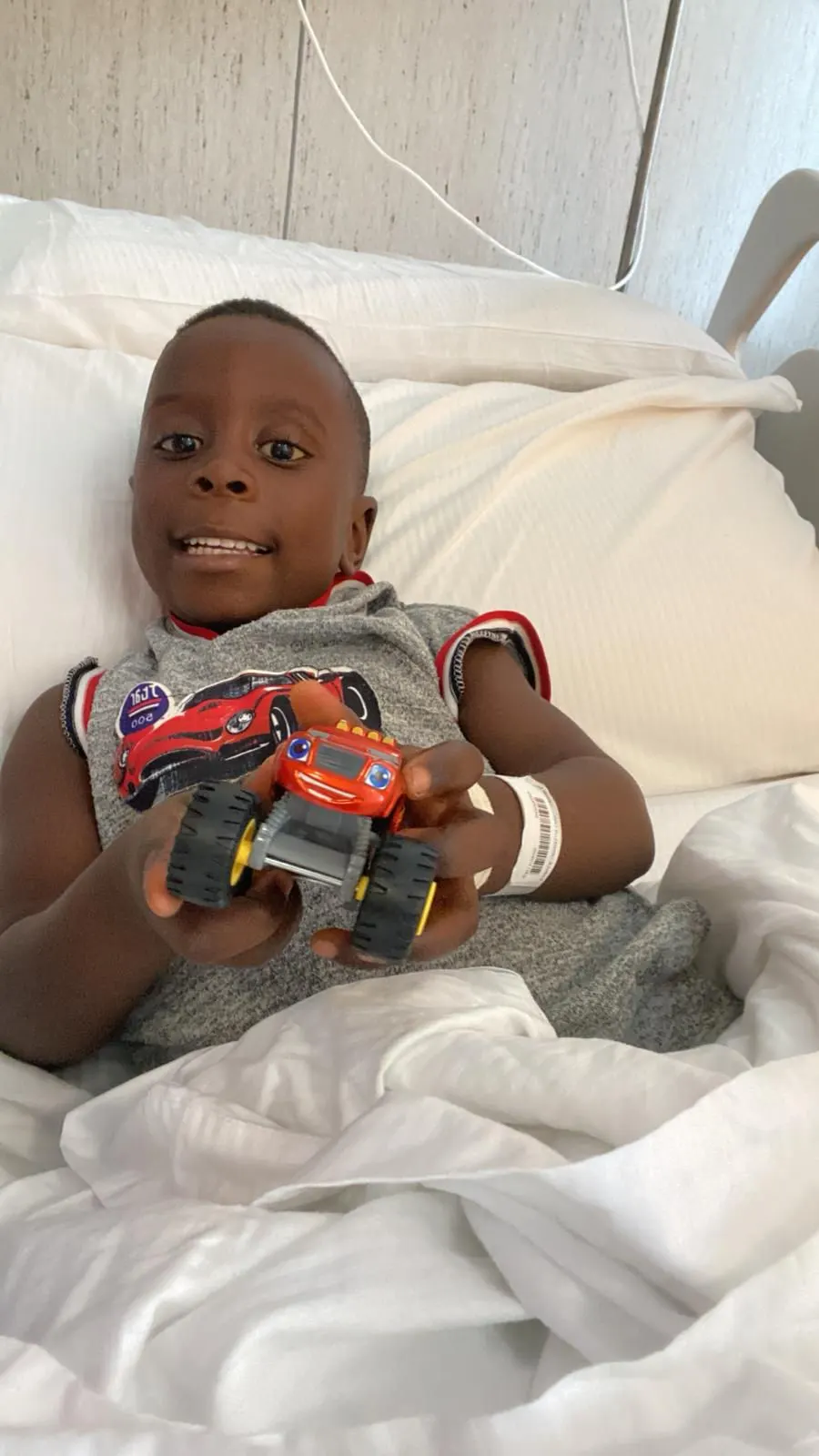 Carmelus, bambino della missione in Nigeria, sorridente nel letto d'ospedale