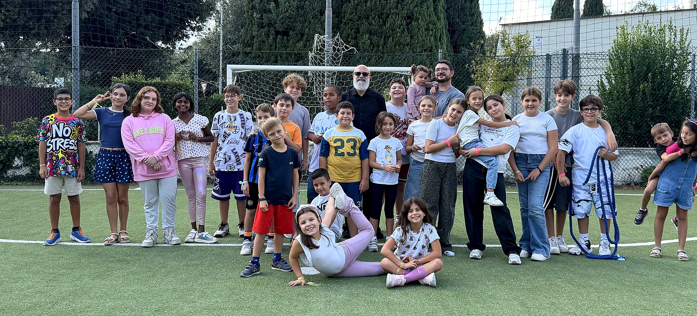 Don Antonio Bernardo Di Matteo con i ragazzi e gli animatori sul campo dell’oratorio