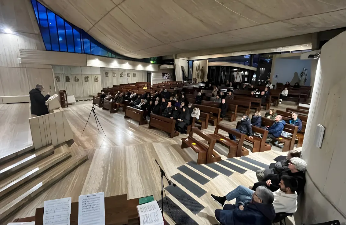 Fedeli in chiesa durante gli esercizi spirituali di Quaresima 2026 a Santa Maria del Carmelo