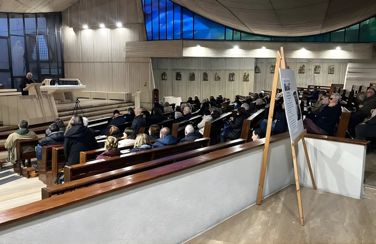 Fedeli in chiesa durante gli esercizi spirituali di Quaresima 2026 a Santa Maria del Carmelo