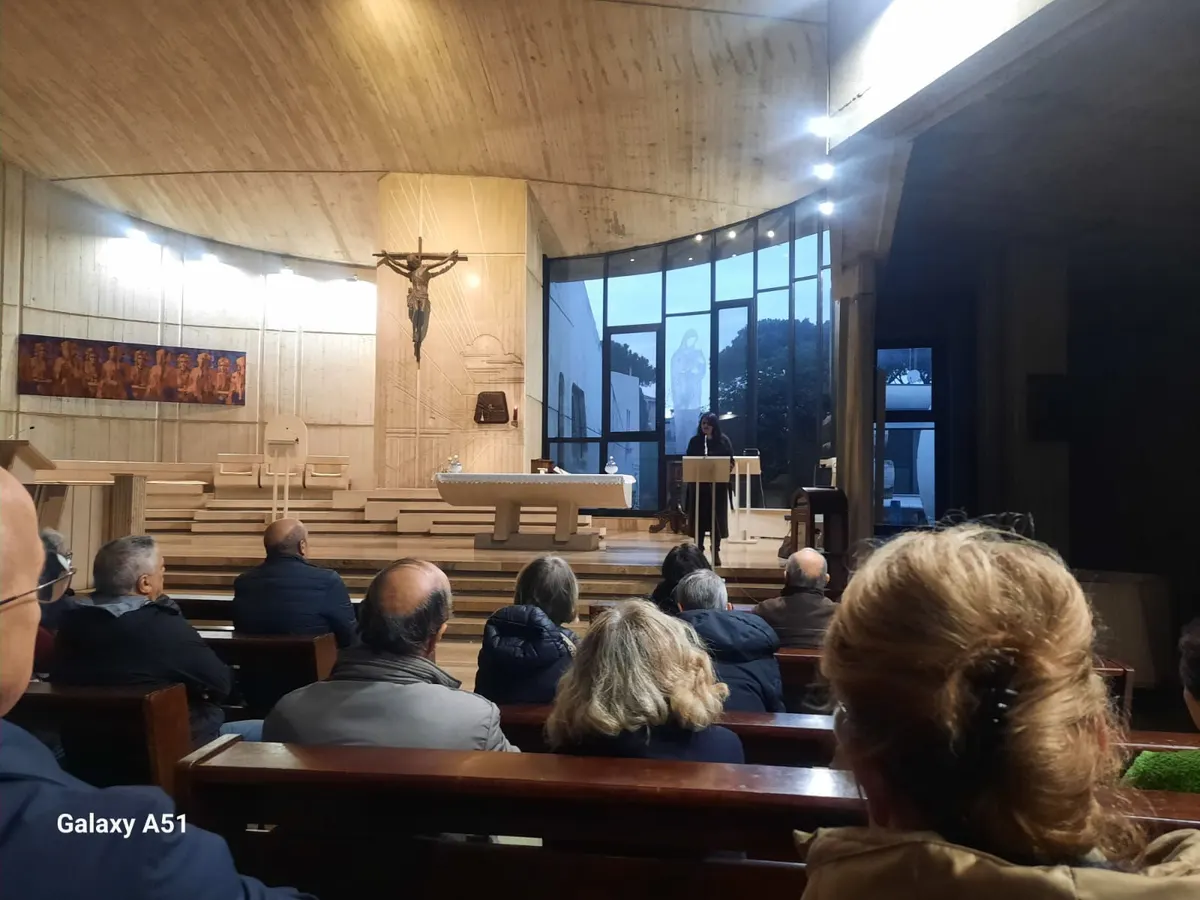 Fedeli in chiesa durante gli esercizi spirituali di Quaresima 2025 a Santa Maria del Carmelo