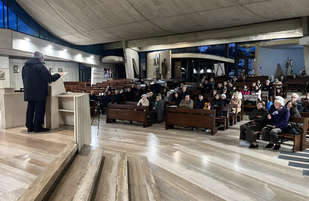 Fedeli in chiesa durante gli esercizi spirituali di Quaresima 2026 a Santa Maria del Carmelo