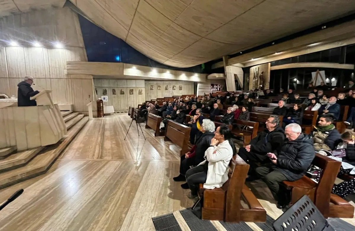 Fedeli in chiesa durante gli esercizi spirituali di Quaresima 2026 a Santa Maria del Carmelo