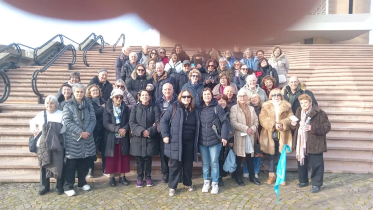 Foto di gruppo dei pellegrini della parrocchia sulla scalinata del Santuario di Collevalenza