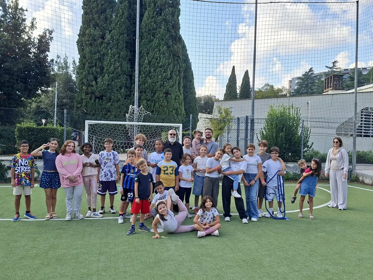 I ragazzi del catechismo con don Bernardo nella foto ricordo della Festa dell’accoglienza