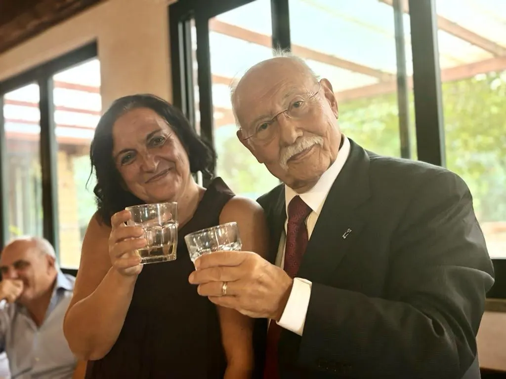 Il diacono Claudio Valletti e la moglie Clara in un brindisi di festa