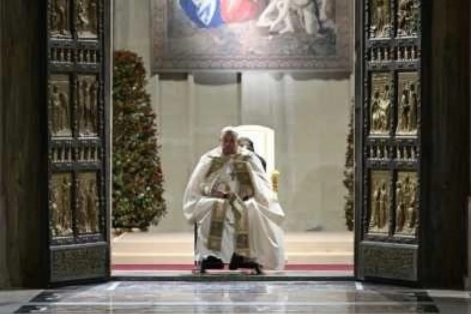 Il Papa in preghiera sulla soglia della Porta Santa di San Pietro alla chiusura del Giubileo