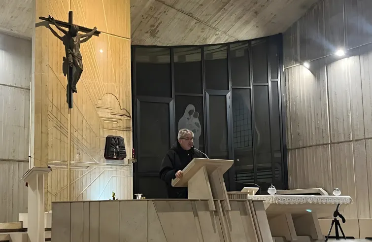 Il predicatore all'ambone sotto il crocifisso della chiesa Santa Maria del Carmelo