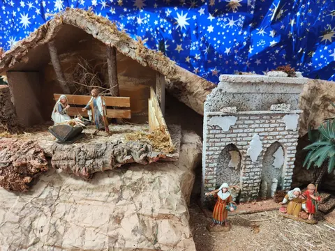 Il Presepe realizzato dai giovani per i bambini del Catechismo e della Scuola elementare ospitata dalla Parrocchia – foto 5