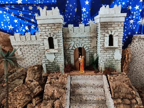 Il Presepe realizzato dai giovani per i bambini del Catechismo e della Scuola elementare ospitata dalla Parrocchia – foto 4