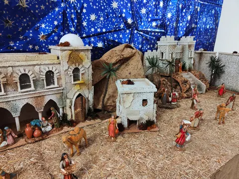 Il Presepe realizzato dai giovani per i bambini del Catechismo e della Scuola elementare ospitata dalla Parrocchia – foto 1