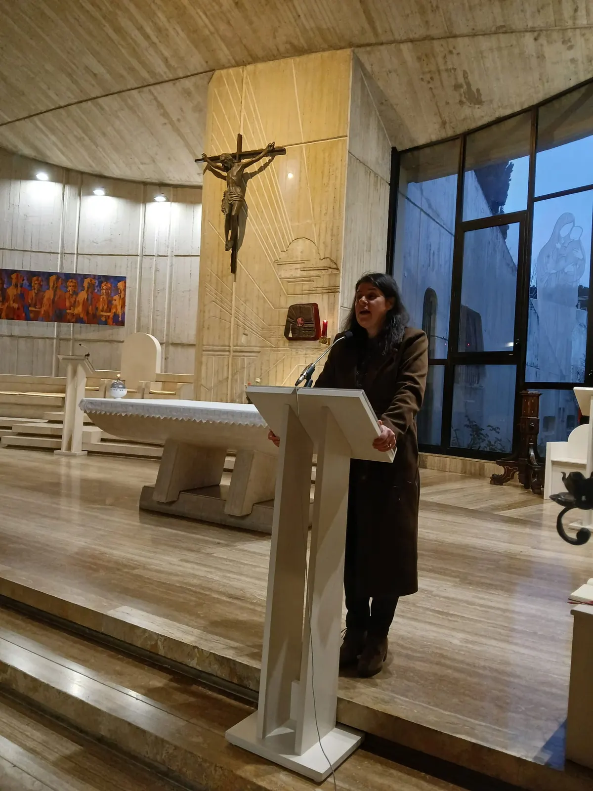 Laura C. Paladino all'ambone durante gli esercizi spirituali di Quaresima 2025