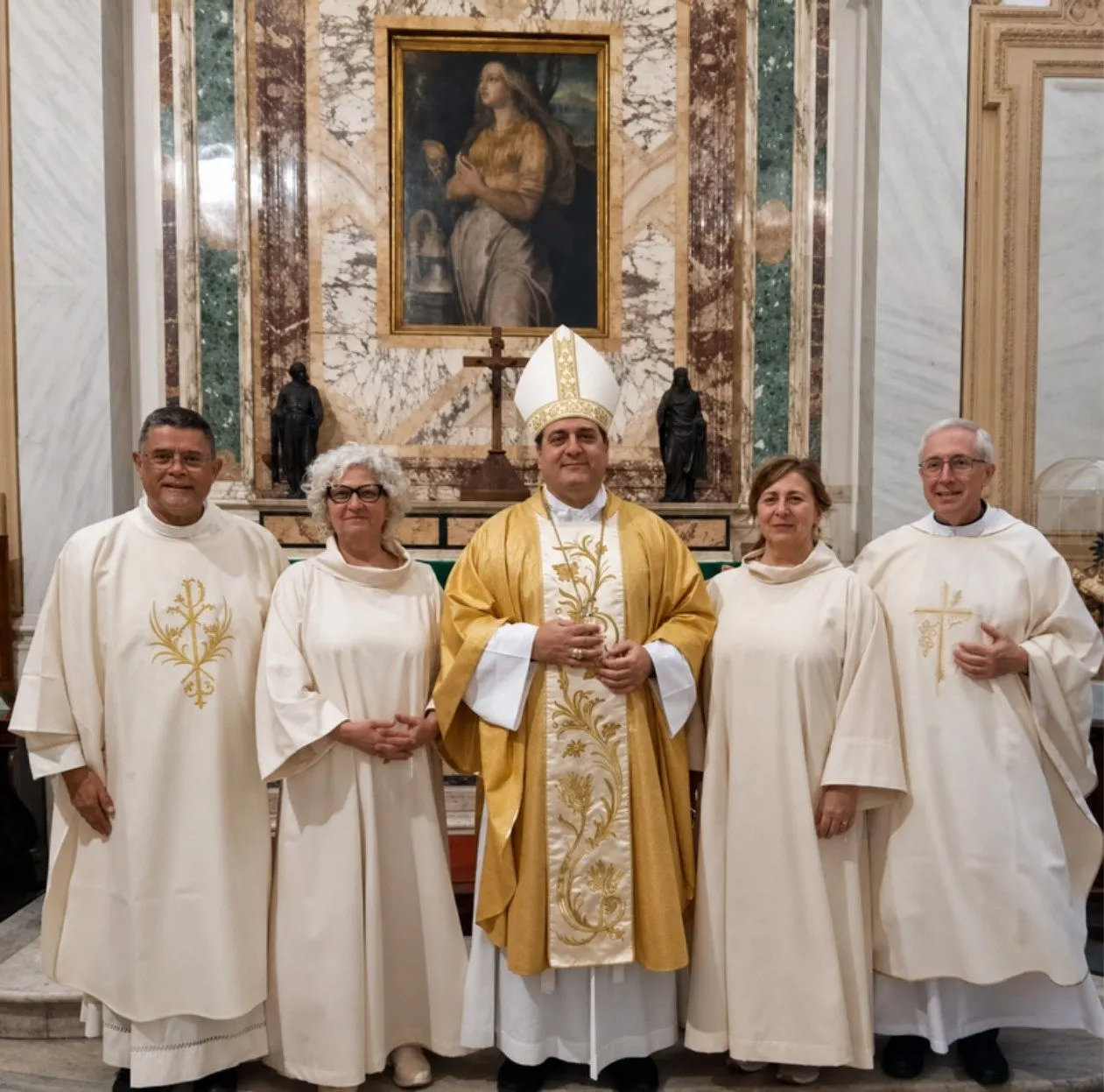 Le quattro accolite della parrocchia con il celebrante
