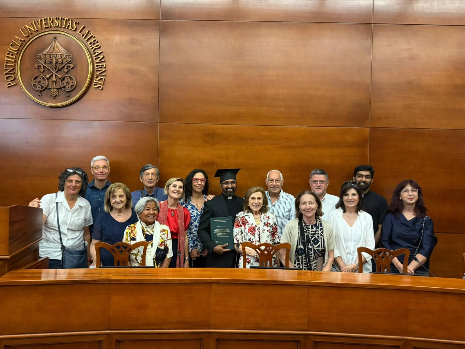 Padre Shiju con amici e parrocchiani nell'aula della Pontificia Università Lateranense dopo la discussione del dottorato