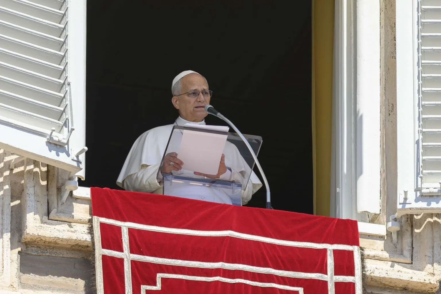 Papa Leone XIV alla finestra del Palazzo Apostolico per l’Angelus