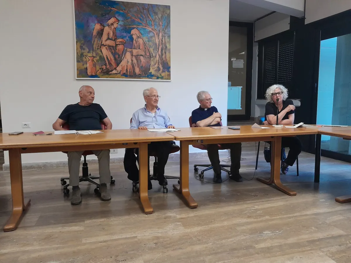 Relatori al tavolo durante un incontro in parrocchia
