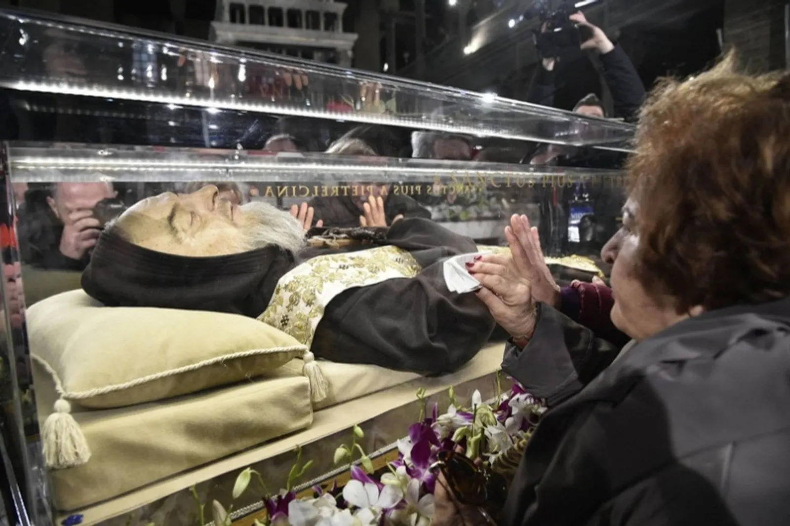 Una fedele in preghiera davanti al corpo di san Pio da Pietrelcina a San Giovanni Rotondo