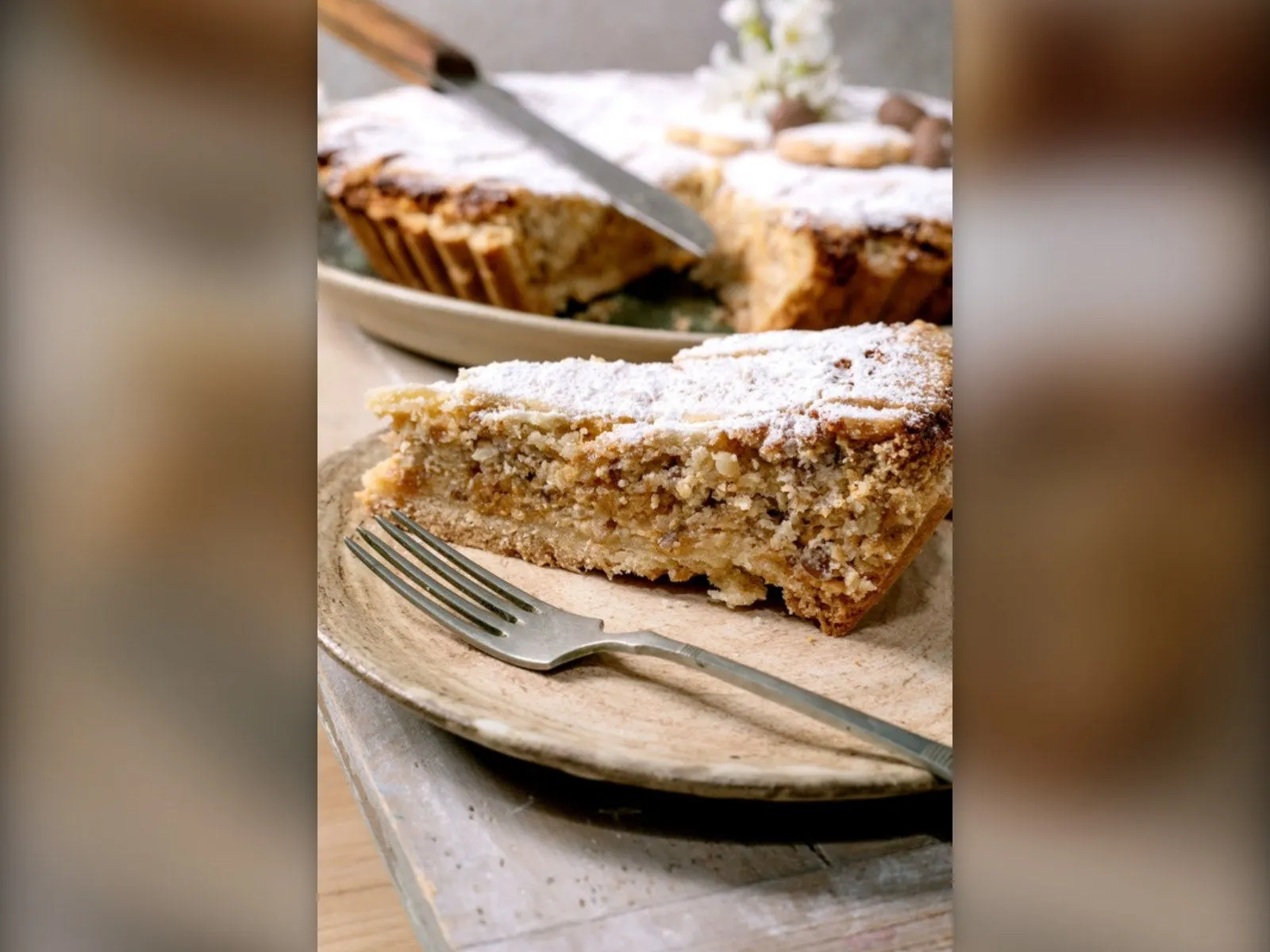 Una fetta di pastiera napoletana spolverata di zucchero a velo