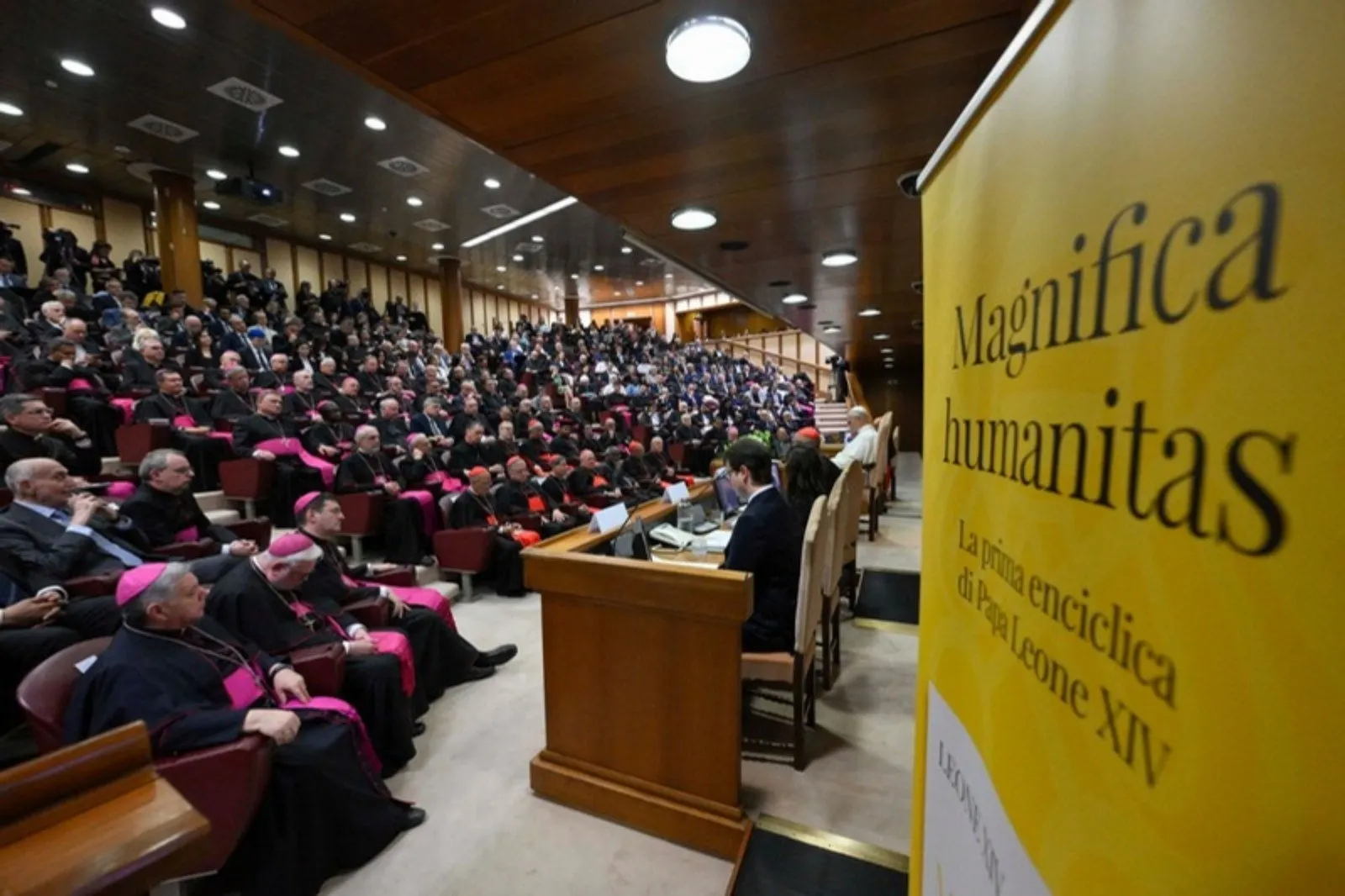 Vescovi e cardinali alla presentazione dell'enciclica Magnifica humanitas di Leone XIV